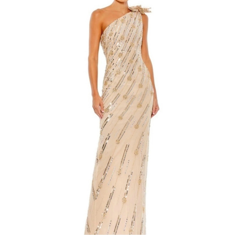 MAC DUGGAL Floral Detail One Shoulder Gown 
Size: 6